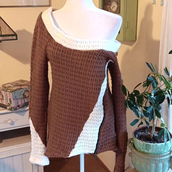 NWT Alessa Crochet Oversized Convertibles Sweater. - Picture 3 of 12